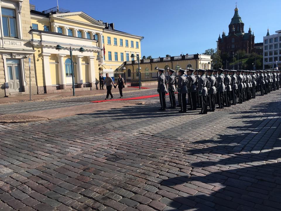 ヘルシンキ大統領府前でセレモニーが行われている様子